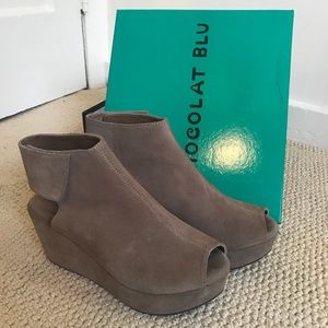 Women’s Chocolate Blu Suede Wedge!